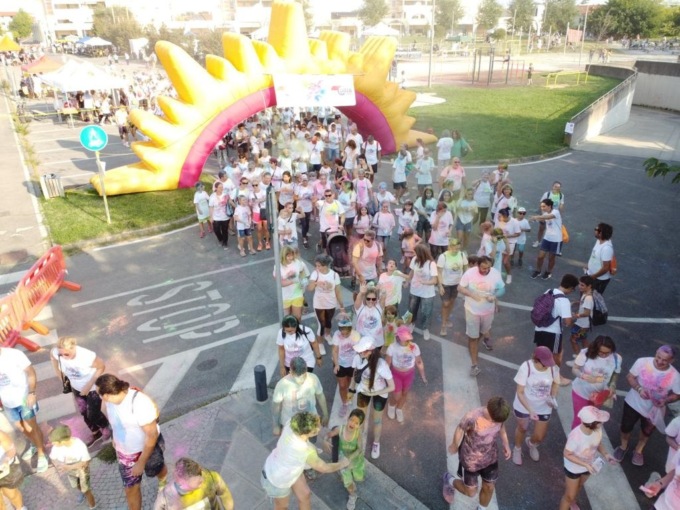 La Holi Run riempie le strade della città di sorrisi e solidarietà