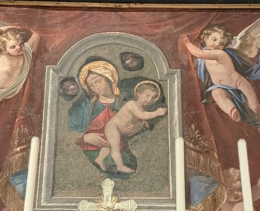 Il restauro dell’affresco della Madonna con bambino finanziato grazie a una famiglia devota
