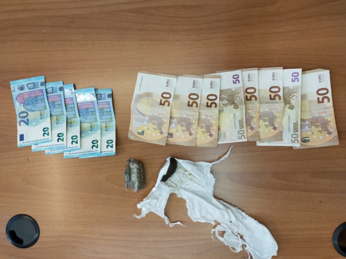 Clandestino, pregiudicato e con a carico un decreto di espulsione: denunciato spacciatore