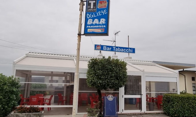 Buco nel muro per assaltare le slot machine ma scatta il fumogeno