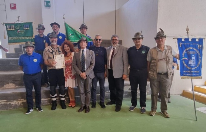 Salvò un 80enne in arresto cardiaco, premiato l’alpino eroe Massimo Bonacina