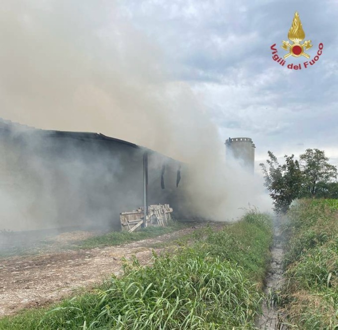 Cascina in fiamme a Zanica, bruciano 100 balle di paglia