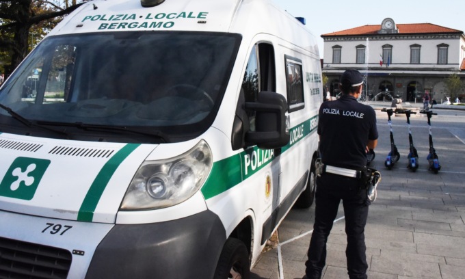 Trovato riverso a terra ormai allo stremo, la Polizia locale salva un giovane: era scomparso da due mesi