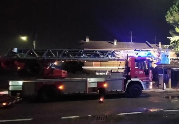 Cerca di scaldarsi al camino e prende fuoco la casa: ricoverato per ustioni a Bergamo