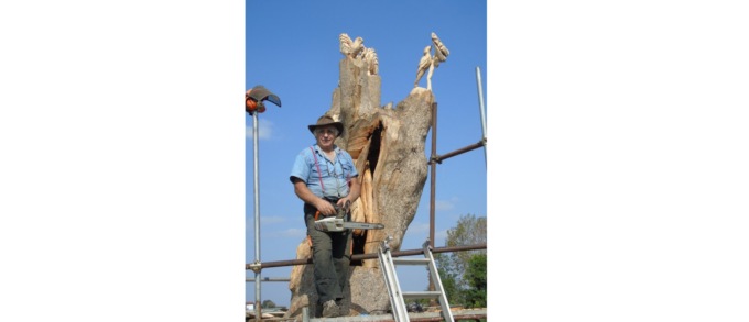 «Nonno Diego» scolpisce l’albero che ha guarito l’amico Bosia