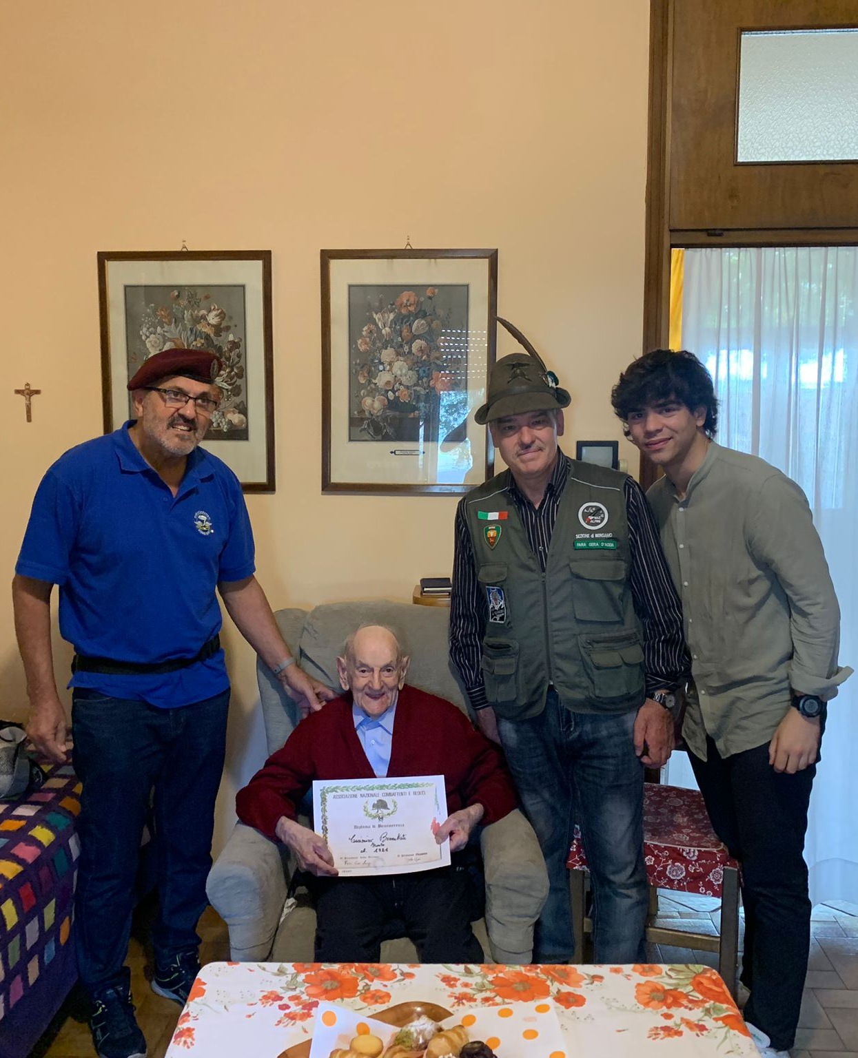 Pontirolo Nonno Miro compie 102 anni e l'Ancr consegna un attestato al reduce di Russia