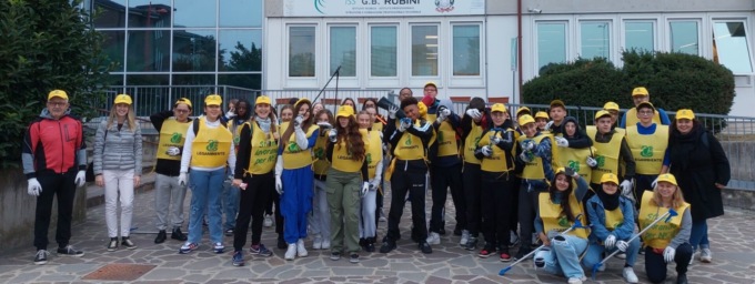 Studenti contro l’inciviltà, ripuliscono la città dai rifiuti abbandonati