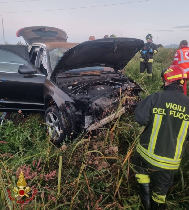 Giovane esce di strada con la sua auto, tre feriti gravi