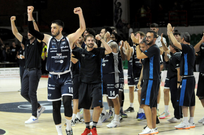 Vittoria al cardiopalmo, il Gruppo Mascio supera Cantù 90-89