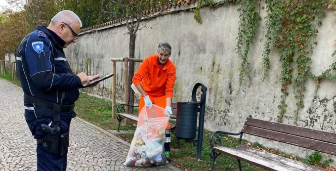 Abbandona rifiuti, multato dalla Polizia locale