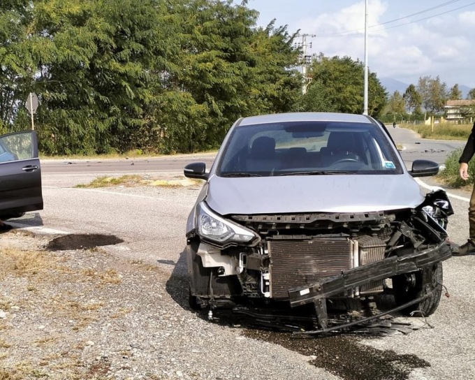Incidente sulla Francesca: dopo l’impatto un’auto finisce nei campi, arriva l’elisoccorso