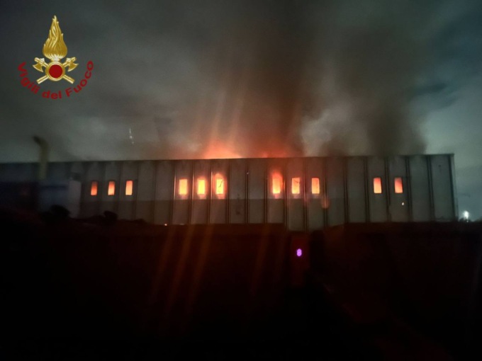 Incendio a Spirano, capannone distrutto dalle fiamme