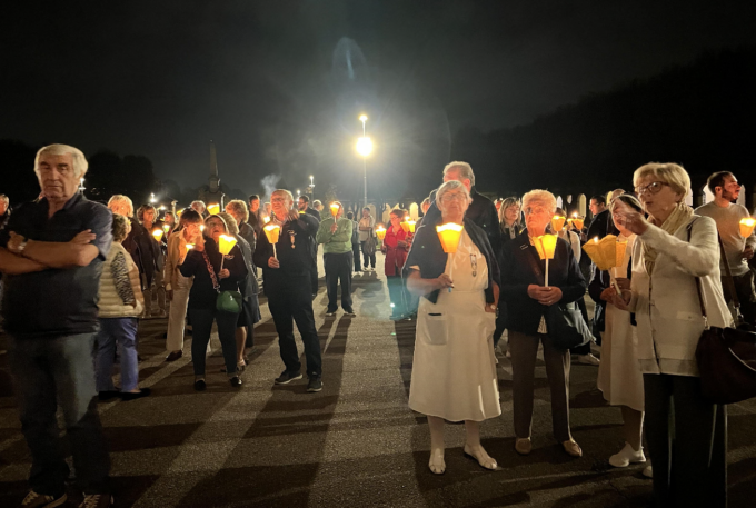 Un Rosario per chiedere la pace in Terra Santa e il Santuario s’illumina di centinaia di fiaccole