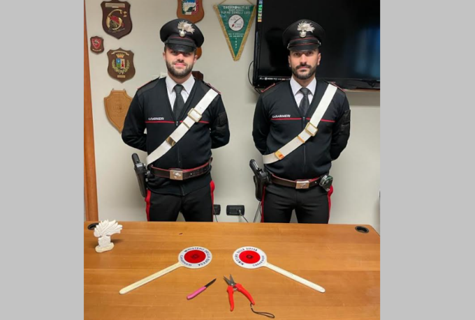 Tenta di rubare un’auto, 23enne irregolare denunciato dai carabinieri