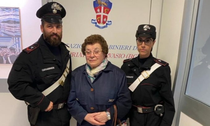 Buca una ruota ma non può chiedere aiuto, a riportarla a casa ci pensano i carabinieri