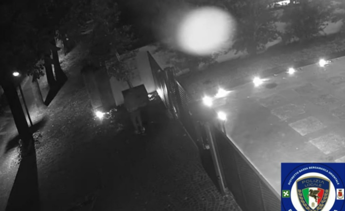 Ladro di bici denunciato dalla Polizia locale: a tradirlo le scarpe firmate