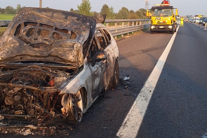 Auto in fiamme su Brebemi