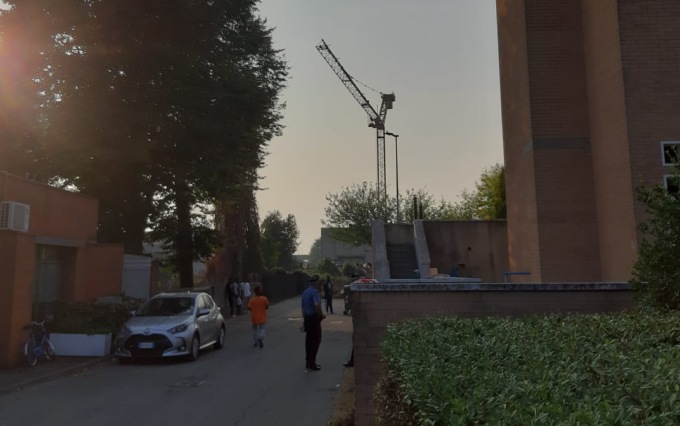 Colpo di spugna: dopo il dramma di stanotte nell’hotel “La Rocca” tornano i migranti