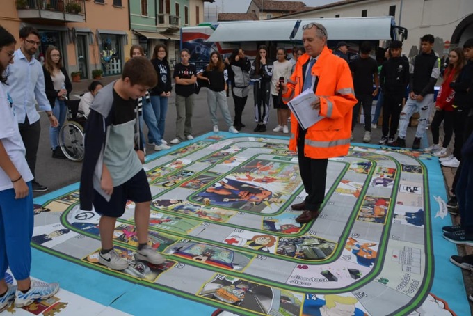 Il “Pullman Azzurro” fa tappa in città, ragazzi a lezione di sicurezza stradale