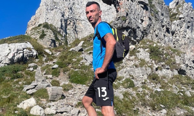 Felpa grigia, pantaloncini scuri e caschetto: è uscito così Claudio Ongaro, disperso sulla Presolana