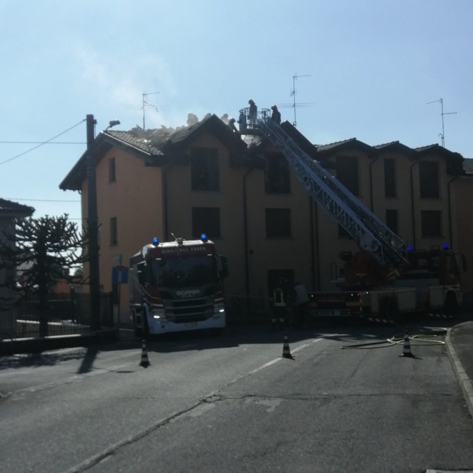 A fuoco la canna fumaria, paura in via delle Ortensie