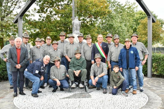 Dagli alpini un defibrillatore e una santella in dono alla città