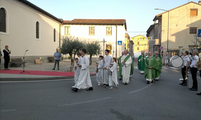 Il parroco entra a Vidalengo, il vescovo: “Non facciamo guerre”