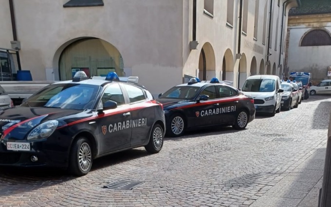 Tossicodipendente crea scompiglio in banca, intervengono i carabinieri