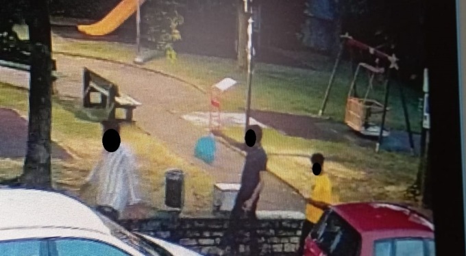 Le fototrappole incastrano i “furbetti” che abbandonano rifiuti, ma il fenomeno è fuori controllo