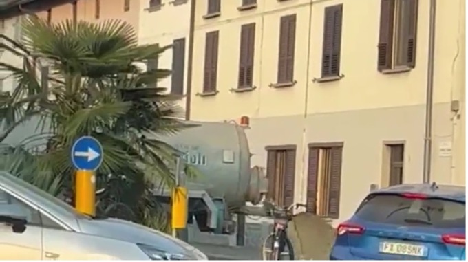 Spandi-letame in centro concima un chilometro di strada: arrivano i Vigili del fuoco
