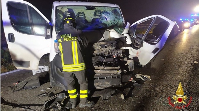 Furgone finisce contro l’auto dei carabinieri, feriti il conducente e due militari