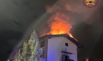 Vasto incendio a Osio Sotto, brucia il tetto di una casa: 12 sfollati