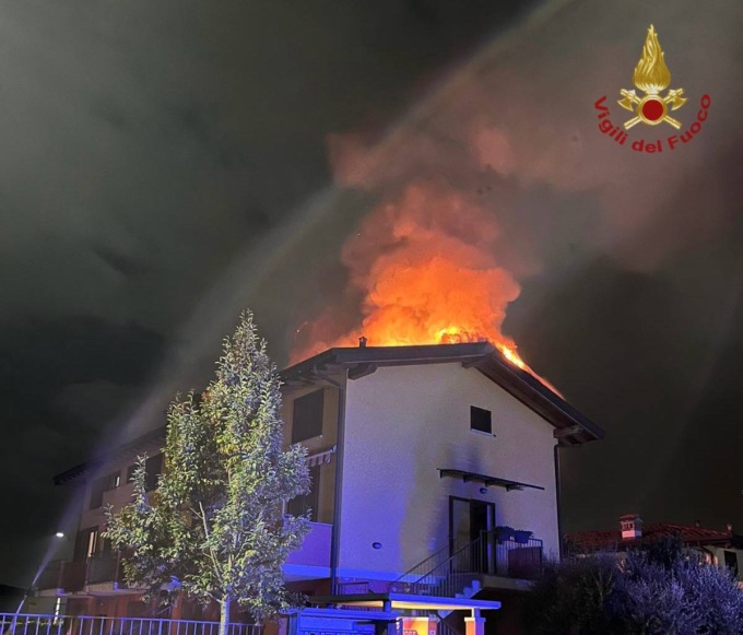 Vasto incendio a Osio Sotto, brucia il tetto di una casa: 12 sfollati