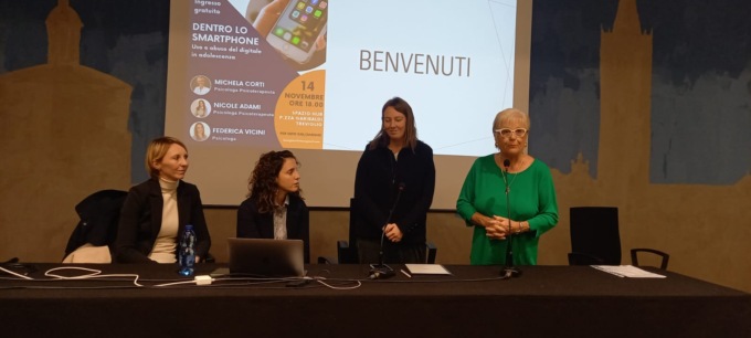 Dentro lo smartphone: uso e abuso del digitale in adolescenza