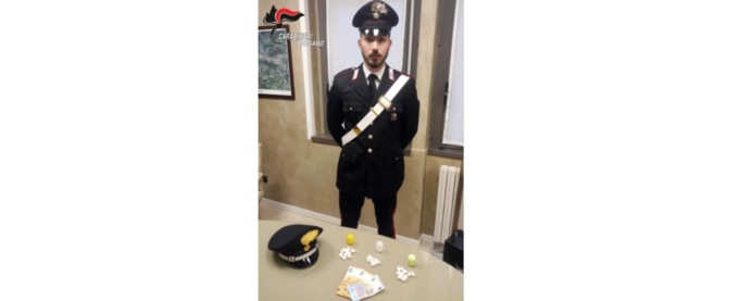 Getta la droga dal finestrino ma i carabinieri lo raggiungono e lo arrestano