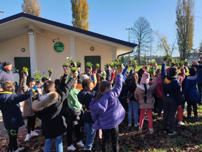 Giovani studenti educano al rispetto dell’ambiente grazie alla “Festa dell’albero”