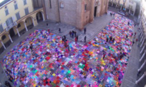 Oltre 2200 coperte in piazza Duomo contro la violenza