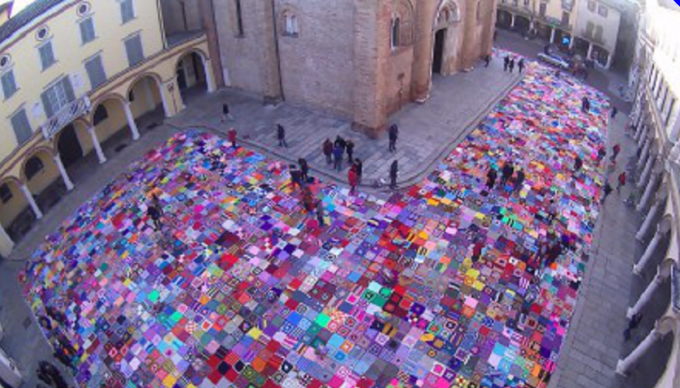 Oltre 2200 coperte in piazza Duomo contro la violenza