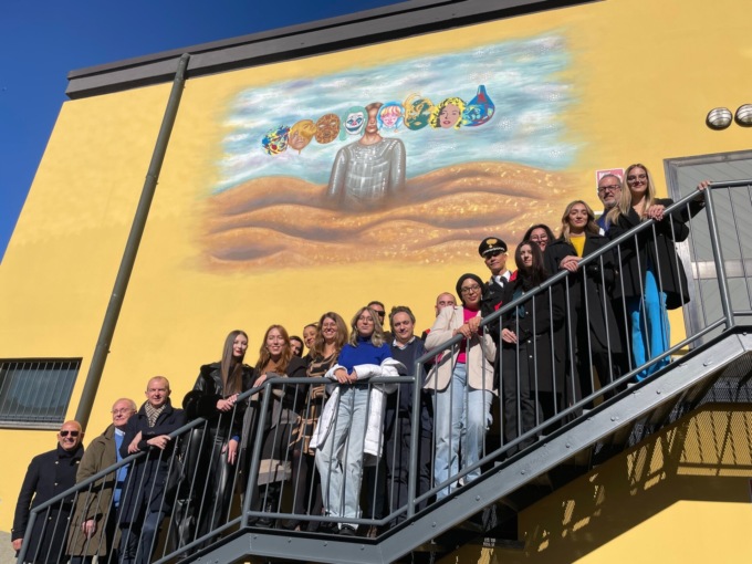 Inaugurato il 48esimo murales di Calcio: ecco “I volti dell’artista”