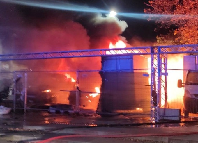 Tre  furgoni divorati dalle fiamme