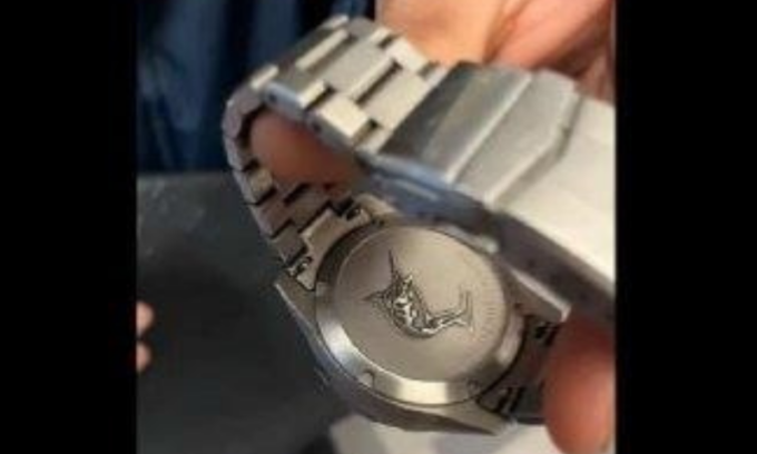 Trova in vendita online l’orologio che gli avevano rubato, scatta la trappola con i carabinieri