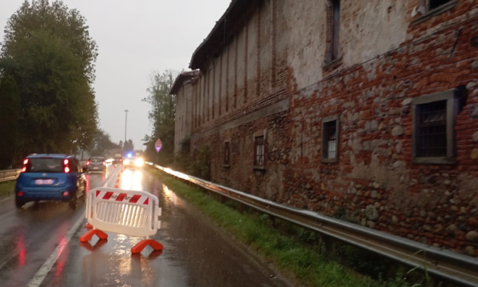 Cede il tetto di Cascina Nuova, ex SS42 a senso unico alternato