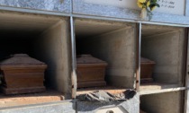 Lapidi distrutte e bare in vista, bufera sul cimitero