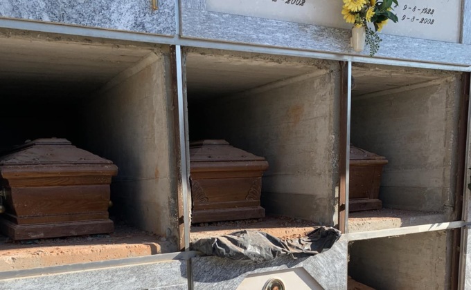 Lapidi distrutte e bare in vista, bufera sul cimitero