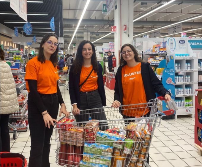 Giornata Nazionale della Colletta Alimentare, i dipendenti Amazon al fianco del Banco alimentare