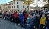 Folla di bambini col tricolore al vento celebra il centenario del parco della Rimembranza