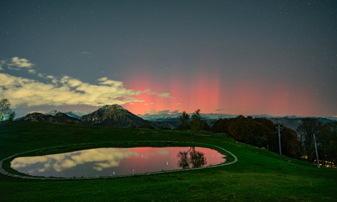 La meravigliosa foto dell’aurora boreale che si specchia nel laghetto del Pertus