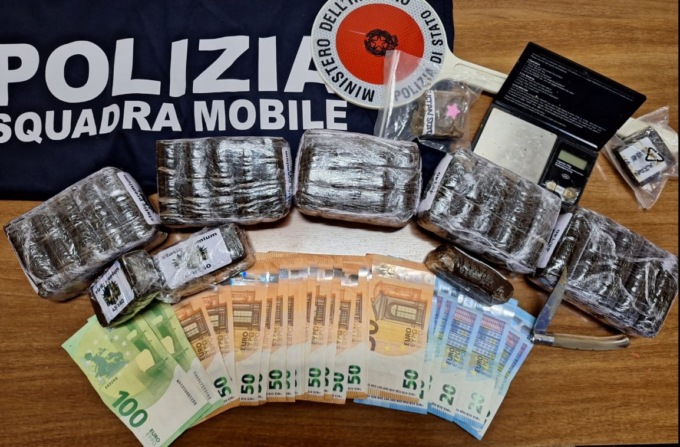 Arrestato con 3 chili di droga nello zaino: “Sono malato di ludopatia”