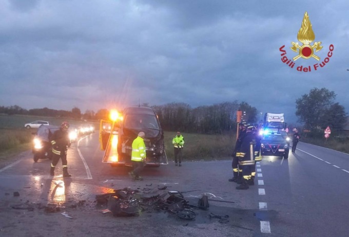 Schianto tra auto e furgone sulla Francesca, tre feriti
