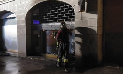 Incendio in pizzeria, Vigili del fuoco in azione